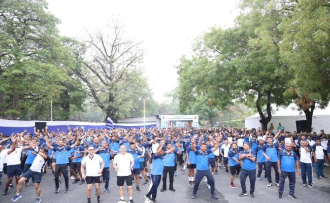 नई दिल्ली में तैनात भारतीय नौसेना कर्मियों और उनके परिवार के सदस्यों ने 'हेल्थ रन' में भाग लिया, जिसे 30 जून 2024 को चाणक्यबाग से एडमिरल दिनेश के. त्रिपाठी सी.एन.एस. ने हरी झंडी दिखाकर रवाना किया।