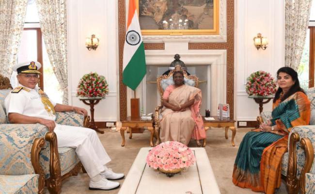 पूर्वी नौसेना कमान के फ्लैग ऑफिसर कमांडिंग-इन-चीफ ने एन.डब्ल्यू.डब्ल्यू.ए. (पूर्वी क्षेत्र) के अध्यक्ष के साथ, भारत के माननीय राष्ट्रपति से मुलाकात की