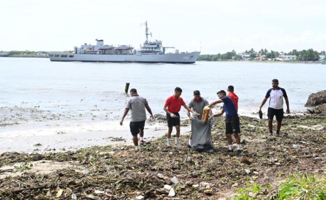 दक्षिणी नौसेना कमान ने 05 जून 2024 को विश्व पर्यावरण दिवस मनाया, भूमि पुनर्स्थापन, मरुस्थलीकरण और सूखे से निपटने की क्षमता थीम के साथ, और प्लास्टिक कचरा हटाना, कचरा अलगाव, समुद्र तट की सफाई अभियान और वृक्षारोपण फोकस क्षेत्रों के रूप में।