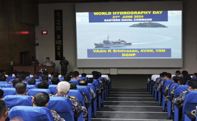 विश्व हाइड्रोग्राफी दिवस - 21 जून को पूर्वी नौसेना कमान में कमांड हाइड्रोग्राफिक अधिकारी द्वारा युवा अधिकारियों और जवानों को हाइड्रोग्राफी पर व्याख्यान दिया गया