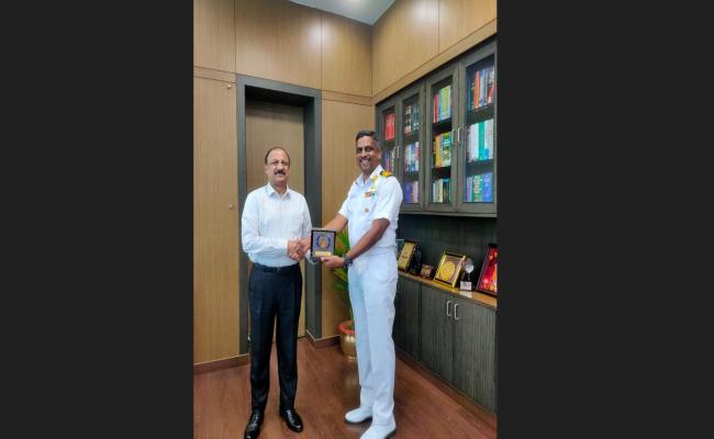 Commodore B Deepak Aneel, NOIC (ODS) called on Hon’ble Governor of Odisha Shri Raghubar Das.