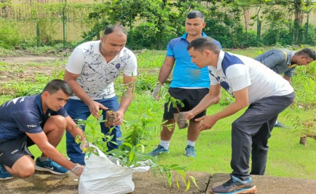 दक्षिणी नौसेना कमान ने 05 जून 2024 को विश्व पर्यावरण दिवस मनाया, भूमि पुनर्स्थापन, मरुस्थलीकरण और सूखे से निपटने की क्षमता थीम के साथ, और प्लास्टिक कचरा हटाना, कचरा अलगाव, समुद्र तट की सफाई अभियान और वृक्षारोपण फोकस क्षेत्रों के रूप में।