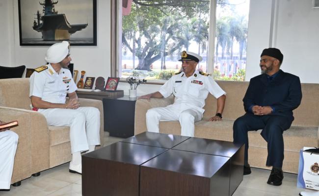  ओमान की रॉयल नेवी (आर.एन.ओ.) के सुल्तान कबूस नौसेना अकादमी के कमांडेंट कमोडोर अदनान सलीम के नेतृत्व में प्रशिक्षण प्रतिनिधिमंडल ने दक्षिणी नौसेना कमान का दौरा किया