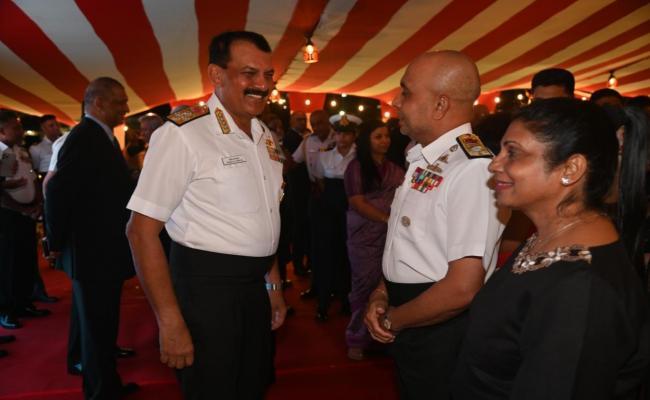 नौसेना प्रमुख एडमिरल दिनेश के. त्रिपाठी ने भा.नौ.पो. सतपुरा पर डेक रिसेप्शन आयोजित किया