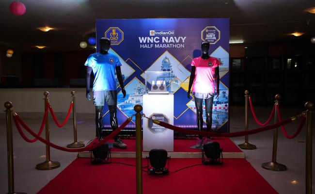 VICE ADMIRAL KRISHNA SWAMINATHAN FLAGS OFF FIRST PROMO RUN FOR 8TH WNC HALF MARATHON AT MUMBAI 