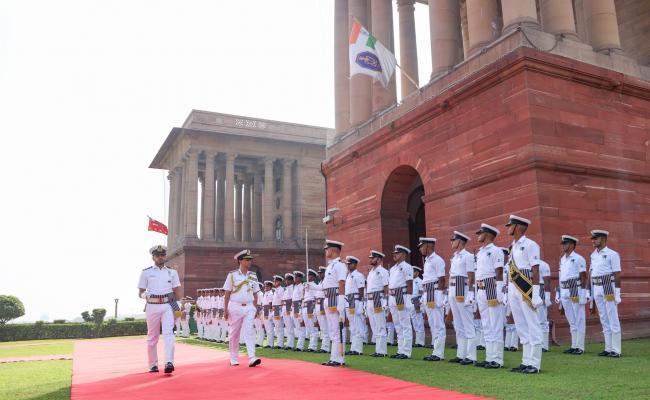 वाइस एडमिरल अजय कोचर ने नई दिल्ली की पहली यात्रा पर नौसेना प्रमुख एडमिरल दिनेश के त्रिपाठी से मुलाकात की