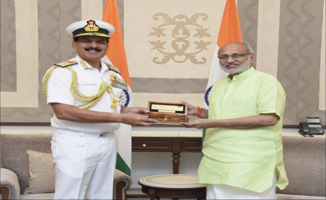 नौसेना प्रमुख एडमिरल दिनेश के त्रिपाठी ने उपराष्ट्रपति से मुलाकात की