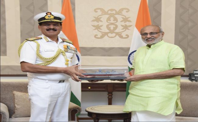 नौसेना प्रमुख एडमिरल दिनेश के त्रिपाठी ने उपराष्ट्रपति से मुलाकात की