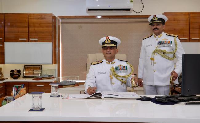 रियर एडमिरल स्रीतनु गुरु ने फ्लैग ऑफिसर कमांडिंग, गुजरात दमण और दीव नौसेना क्षेत्र का पदभार संभाला