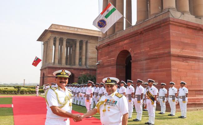 वाइस एडमिरल समीर सक्सेना, फ्लैग ऑफिसर कमांडिंग-इन-चीफ, दक्षिणी नौसेना कमान ने नौसेना प्रमुख एडमिरल दिनेश के. त्रिपाठी से भेंट की