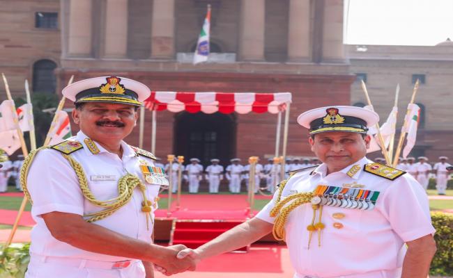 वाइस एडमिरल समीर सक्सेना, फ्लैग ऑफिसर कमांडिंग-इन-चीफ, दक्षिणी नौसेना कमान ने नौसेना प्रमुख एडमिरल दिनेश के. त्रिपाठी से भेंट की