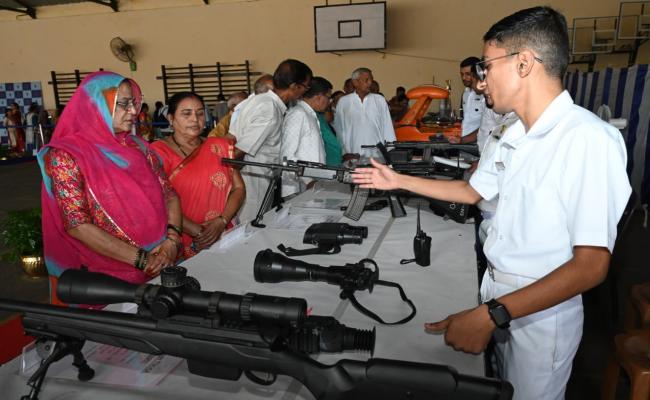 भा.नौ.पो. दक्षिणी नौसेना कमान ने नौसेना दिवस 2025 समारोह के अंतर्गत वरिष्ठ नागरिकों के लिए भा.नौ.पो. शार्दूल और भारतीय नौसेना विमान प्रौद्योगिकी संस्थान (एन.आई.ए.टी.) में निर्देशित दौरे का आयोजन किया।