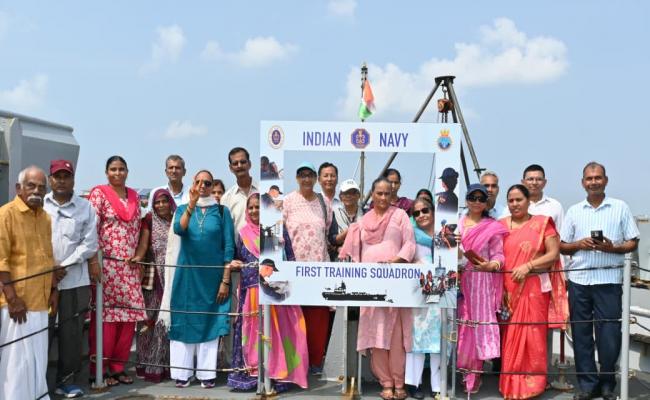 भा.नौ.पो. दक्षिणी नौसेना कमान ने नौसेना दिवस 2025 समारोह के अंतर्गत वरिष्ठ नागरिकों के लिए भा.नौ.पो. शार्दूल और भारतीय नौसेना विमान प्रौद्योगिकी संस्थान (एन.आई.ए.टी.) में निर्देशित दौरे का आयोजन किया।