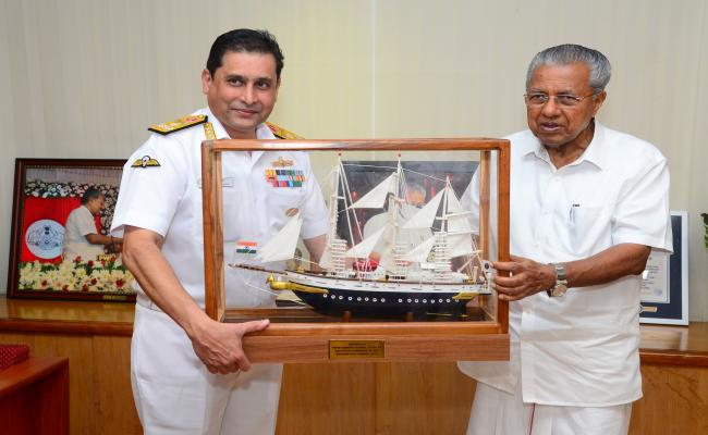 वाइस एडमिरल समीर सक्सेना फ्लैग ऑफिसर कमांडिंग इन चीफ, दक्षिणी नौसेना कमान ने केरल के मुख्यमंत्री से मुलाकात की