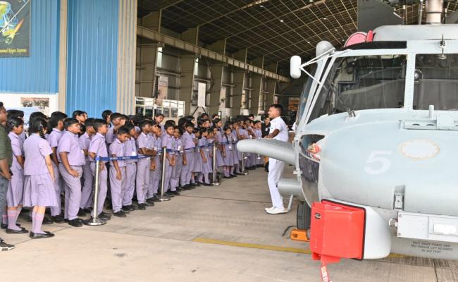नौसेना दिवस 2025 से पूर्व दक्षिणी नौसेना कमान के प्रमुख नौसैनिक वायु स्टेशन भा.नौ.पो. गरुड़ ने केरल के 34 विद्यालयों के 3,000 से अधिक छात्रों का स्वागत किया। इस दौरे ने छात्रों को नौसैनिक वायु अभियानों की प्रत्यक्ष झलक दी और उन्हें भारत की गौरवशाली समुद्री विरासत को अपनाने की प्रेरणा दी।