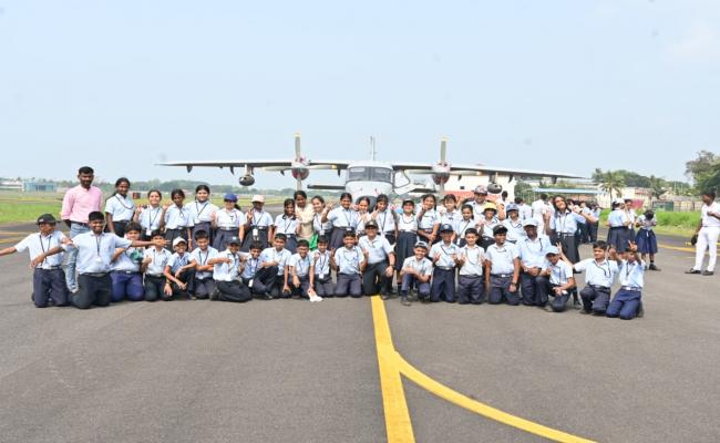 नौसेना दिवस 2025 से पूर्व दक्षिणी नौसेना कमान के प्रमुख नौसैनिक वायु स्टेशन भा.नौ.पो. गरुड़ ने केरल के 34 विद्यालयों के 3,000 से अधिक छात्रों का स्वागत किया। इस दौरे ने छात्रों को नौसैनिक वायु अभियानों की प्रत्यक्ष झलक दी और उन्हें भारत की गौरवशाली समुद्री विरासत को अपनाने की प्रेरणा दी।