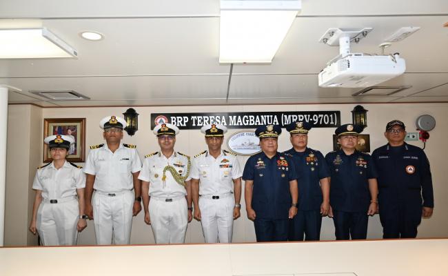 भा.नौ.पो. सह्याद्री के कमांडिंग ऑफिसर ने कोस्ट गार्ड फ्लीट के कमांडर रियर एडमिरल ए. सुपंगन से मुलाकात की