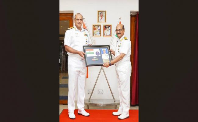 वाइस एडमिरल संजय भल्ला, फ्लैग ऑफिसर कमांडिंग इन चीफ, पूर्वी नौसेना कमान ने विशाखापत्तनम में सेवा मुक्त हो रहे नौसैनिक अधिकारियों को सम्मानित किया