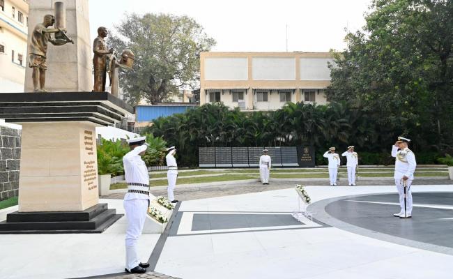 नौसेना दिवस 2025 के अवसर पर पश्चिमी नौसेना कमान के चीफ ऑफ स्टाफ ने नेवल डॉकयार्ड के गौरव स्तंभ पर पुष्पांजलि अर्पित की