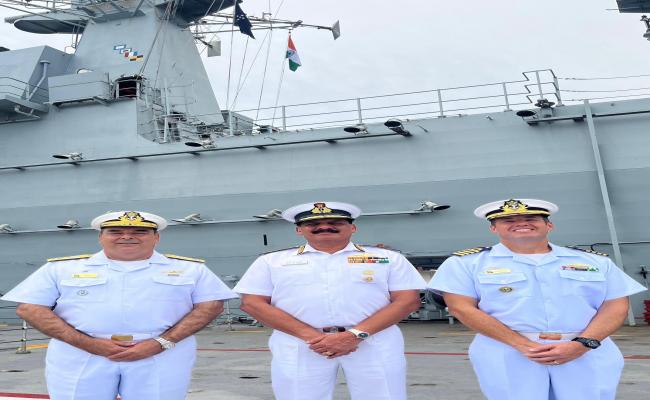  नौसेना प्रमुख ने ब्राज़ीलियाई नौसेना के बहुउद्देश्यीय उभयचर हेलीकॉप्टर पोत एन.ए.एम. अटलांटिको (ए140) का दौरा किया