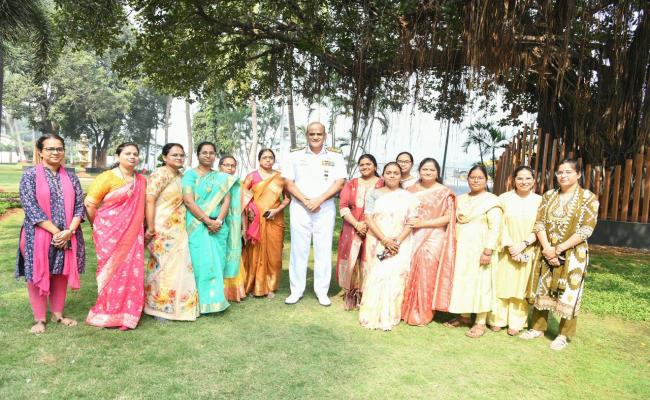 एफओसी-इन-सी पूर्वी नौसेना कमान ने विशाखापत्तनम में रक्षा असैनिक अधिकारियों एवं कर्मचारियों से संवाद किया