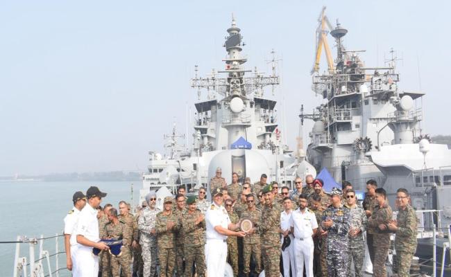 हायर कमांड कोर्स–54 के अधिकारियों का नौसेना एवं औद्योगिक भ्रमण के तहत पूर्वी नौसेना कमान का दौरा