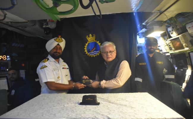 माननीय तेलंगाना राज्यपाल ने आईएनएस हिमगिरि एवं कलवरी श्रेणी की पनडुब्बी का दौरा किया