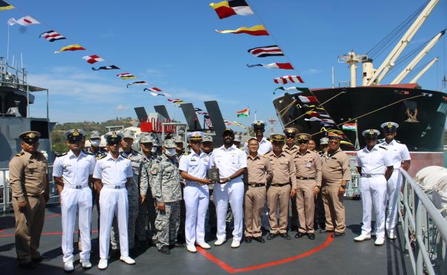 SENIOR OFFICER, 1TS INTERACTS WITH COMMANDER, 3RD NAVAL AREA COMMAND, ROYAL THAI NAVY DURING PASSEX