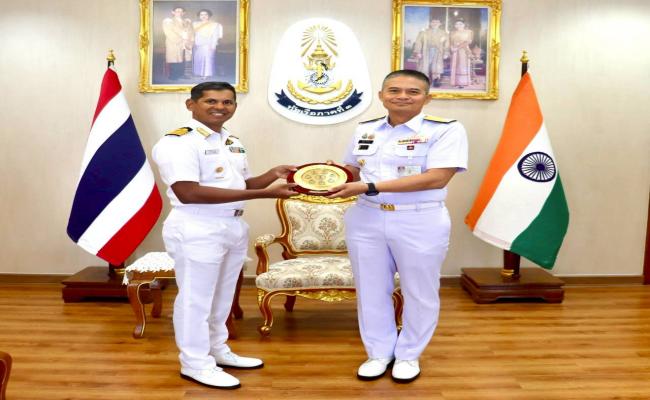 SENIOR OFFICER, 1TS INTERACTS WITH COMMANDER, 3RD NAVAL AREA COMMAND, ROYAL THAI NAVY DURING PASSEX