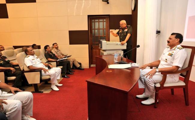 नौसेना प्रमुख एडमिरल दिनेश के. त्रिपाठी ने कोलंबो राष्ट्रीय रक्षा महाविद्यालय में प्रतिभागियों को संबोधित किया