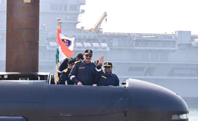 HON’BLE PRESIDENT UNDERTAKES MAIDEN DIVE SORTIE ONBOARD INS VAGHSHEER