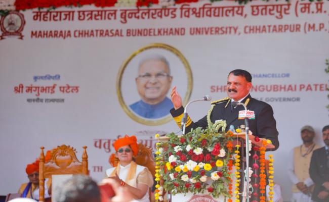 ADM DINESH K TRIPATHI CNS INAUGURATED THE INDIAN NAVY OUTREACH PAVILION AT THE MAHARAJA CHHATRASAL BUNDELKHAND UNIVERSITY, CHHATARPUR, MADHYA PRADESH