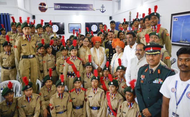 एडमिरल दिनेश के. त्रिपाठी, नौसेना प्रमुख (सी.एन.एस.) ने महाराजा छत्रसाल बुंदेलखंड विश्वविद्यालय, छतरपुर, मध्य प्रदेश में भारतीय नौसेना आउटरीच मंडप का उद्घाटन किया