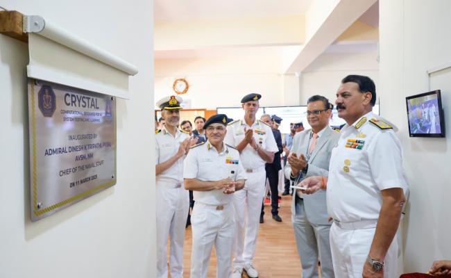 एडमिरल दिनेश के. त्रिपाठी, नौसेना स्टाफ के प्रमुख, ने आर्टिफिशियल इंटेलिजेंस परीक्षण और शिक्षण के लिए कम्प्यूटेशनल संसाधन – क्रिस्टल का उद्घाटन किया