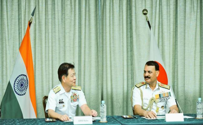 एडमिरल दिनेश के. त्रिपाठी, नौसेना स्टाफ प्रमुख, ने 30 जुलाई 2025 को जे.एम.एस.डी.एफ. के स्टाफ प्रमुख एडमिरल साइतो अकीरा के साथ चर्चा को आगे बढ़ाया