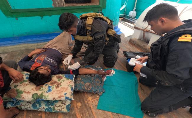 भा.नौ.पो. त्रिकांड ने मध्य अरब सागर में महत्वपूर्ण चिकित्सा सहायता प्रदान की