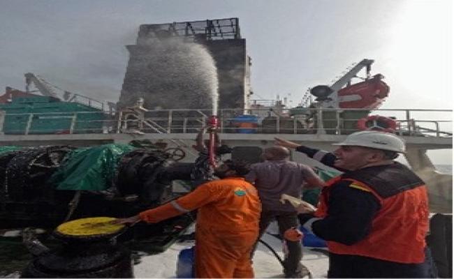 भारतीय नौसेना ने पलाऊ-ध्वजांकित टैंकर एम.टी. वाई चेंग 6 पर महत्वपूर्ण अग्निशमन और बचाव अभियान का नेतृत्व किया