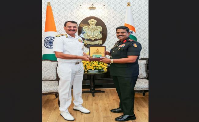 एडमिरल दिनेश के त्रिपाठी, सीएनएस ने श्रीलंका सेना के कमांडर लेफ्टिनेंट जनरल बीकेजीएमएल रोड्रिगो के साथ बातचीत की।