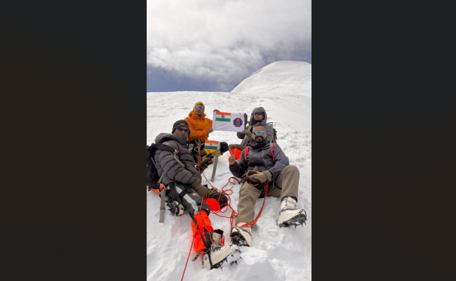   भारतीय नौसेना की पर्वतारोहण टीम ने उत्तराखंड के माउंट ब्लैक पीक (6387 मीटर) पर चढ़ाई की