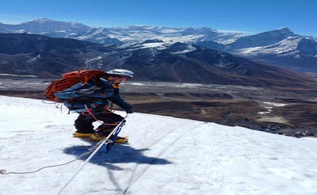 काम्या कार्तिकेयन द्वारा माउंट लोबुचे पूर्व की चोटी पर विजय