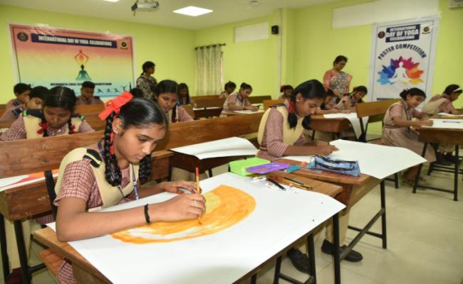 पूर्वी नौसेना कमान में बच्चों के साथ योग