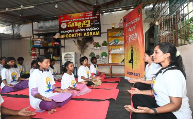 पूर्वी नौसेना कमान में बच्चों के साथ योग