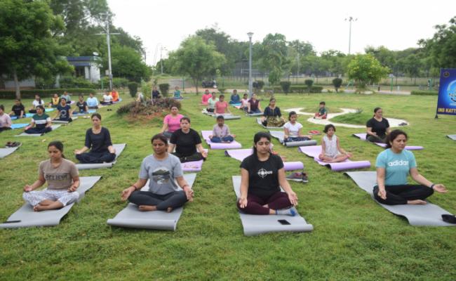 पूर्वी नौसेना कमान में परिवार के सदस्यों के साथ योग