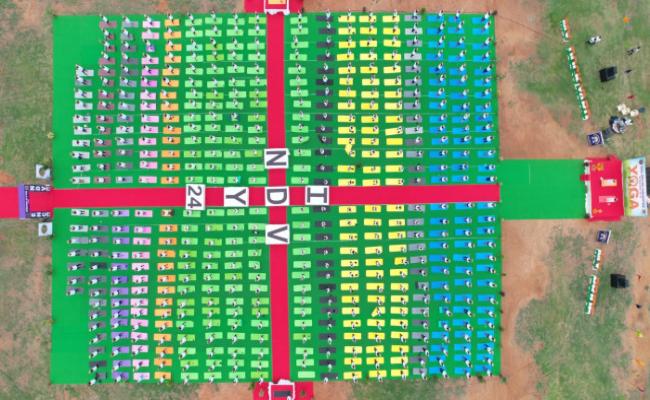 प्रेस विज्ञप्ति - पूर्वी नौसेना कमान ने 'स्वयं और समाज के लिए योग' थीम के साथ योग दिवस मनाया