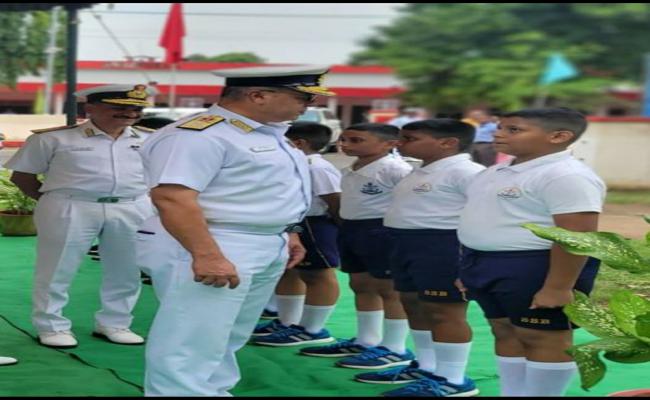 वाइस एडमिरल राजेश पेंढारकर, ए.वी.एस.एम., वी.एस.एम., फ्लैग ऑफिसर कमांडिंग इन चीफ, पूर्वी नौसेना कमान ने सैनिक स्कूल भुवनेश्वर का दौरा किया।