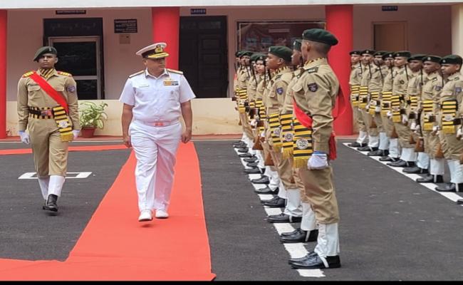 वाइस एडमिरल राजेश पेंढारकर, ए.वी.एस.एम., वी.एस.एम., फ्लैग ऑफिसर कमांडिंग इन चीफ, पूर्वी नौसेना कमान ने सैनिक स्कूल भुवनेश्वर का दौरा किया।