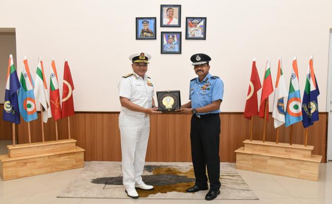 वाइस एडमिरल राजेश पेंढरकर, फ्लैग ऑफिसर कमांडिंग इन चीफ (पूर्वी नौसेना कमान), ने नए अंडमान द्वीप का दौरा किया