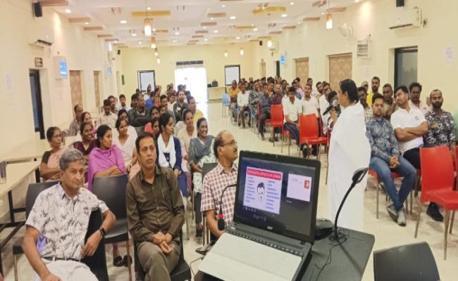 ब्रह्माकुमारीज़ की एक टीम, सिस्टर शशिकला के नेतृत्व में, ने मटेरियल ऑर्गनाइजेशन, विजाग में तनाव प्रबंधन पर एक ज्ञानवर्धक सत्र आयोजित किया।