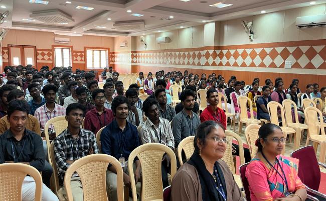 पूर्वी नौसेना कमान ने फातिमा माइकल कॉलेज ऑफ इंजीनियरिंग एंड टेक्नोलॉजी, मदुरै में जागरूकता सत्र आयोजित किया