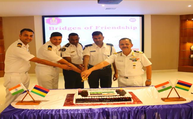 ईएनसी ने विशाखापत्तनम में एमसीजीएस वैलिएंट के चालक दल के साथ मॉरीशस का राष्ट्रीय दिवस मनाया